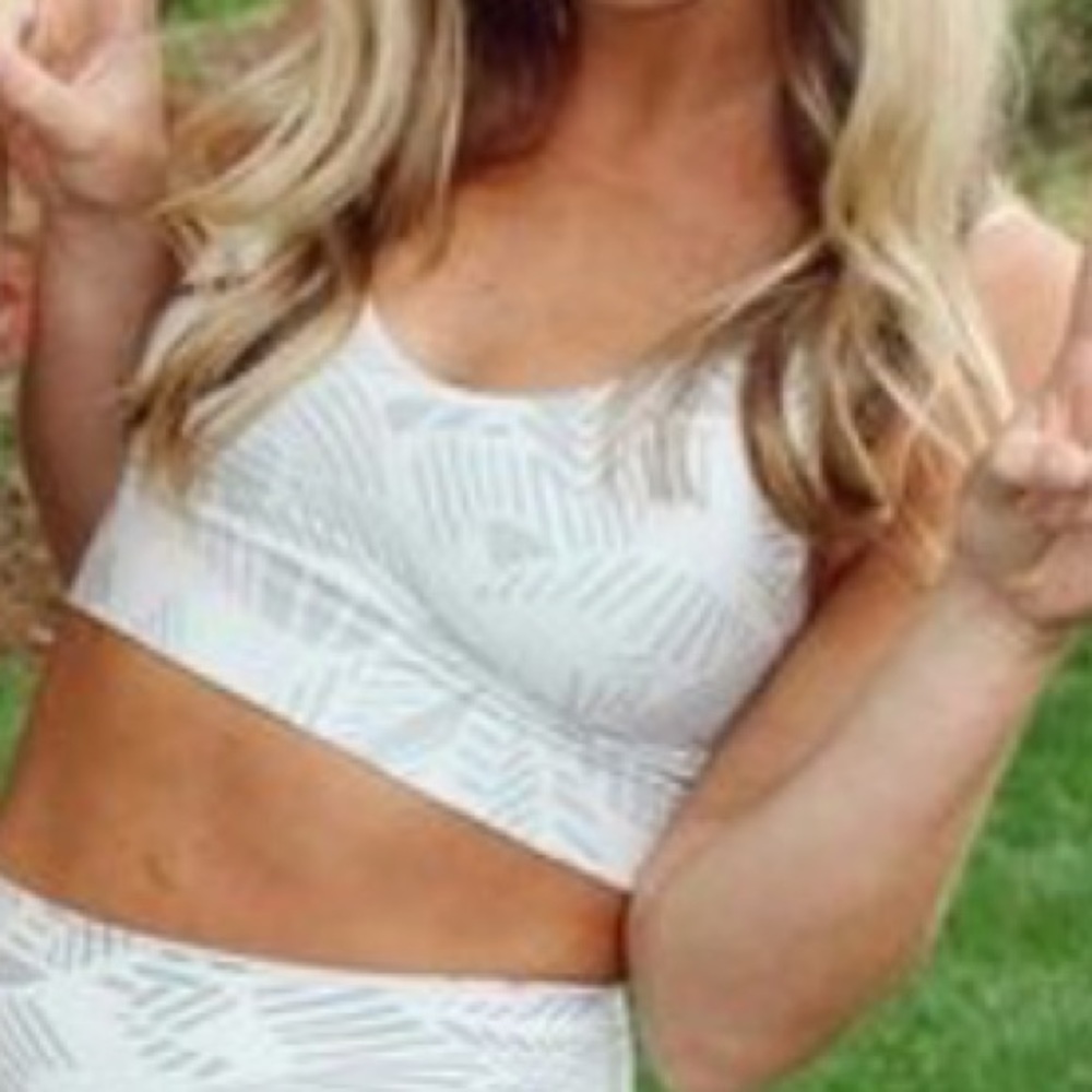 ISO Aerie Real Me Twist Back Sports Bra